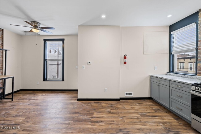 Building Photo - 821 23rd St