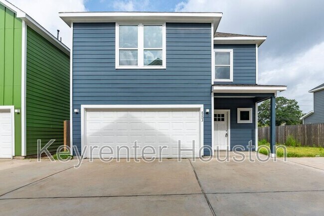 Building Photo - 8203 Woodlyn Rd