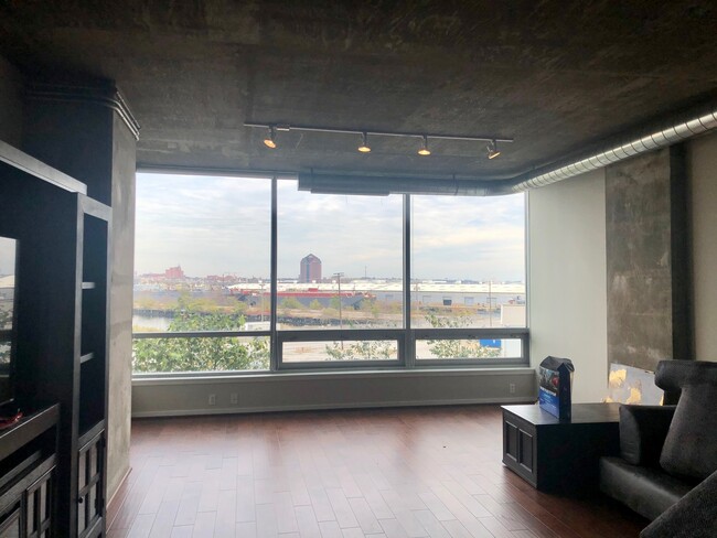 Building Photo - Stunning 2 Bedroom Condo ~ Silo Point