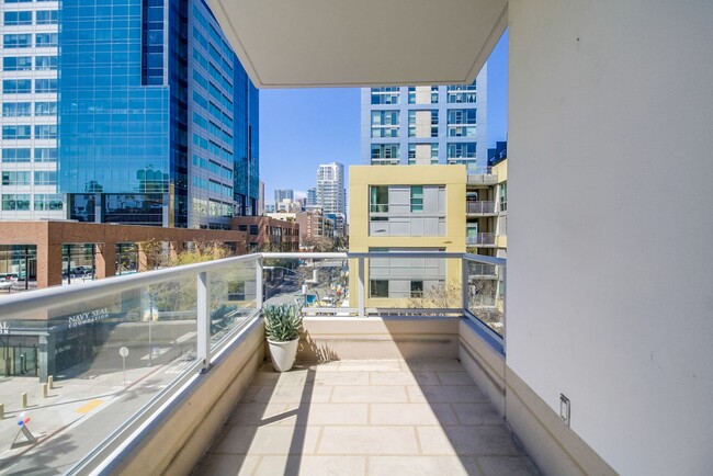 Building Photo - Spectacular Downtown 2-Bedroom Condo with ...