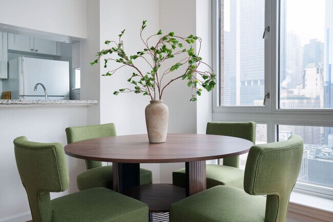 Building Photo - 350 W 43rd St