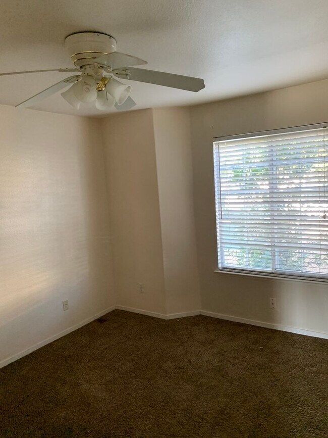 Building Photo - 3 Bedroom 2 Bath Home