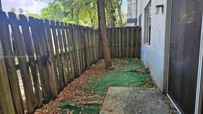 Building Photo - 1720 NW N River Dr