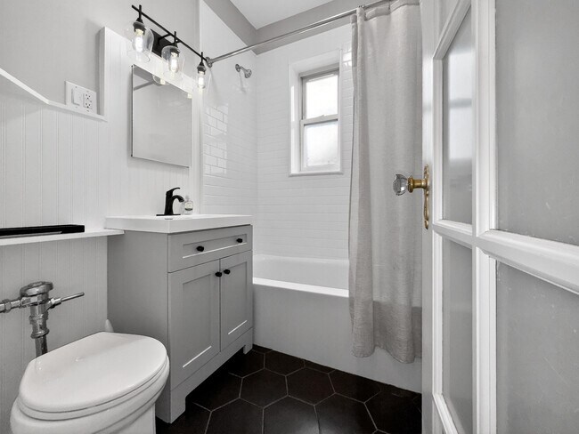 Building Photo - 122 W 39th St