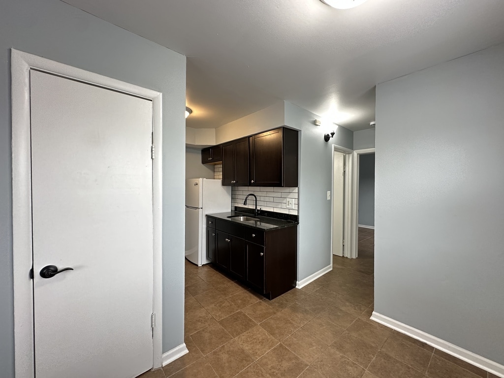 Building Photo - 9620 Ivanhoe Ave