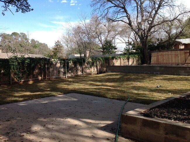 Building Photo - Gorgeous Remodel - North Austin Home!