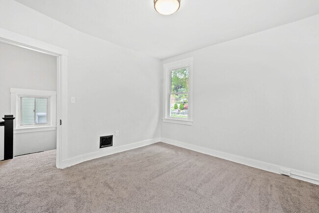 Building Photo - SCORE 1ST MONTH'S RENT FREE IF SIGNED BY AUGUST 7! Spectacular 3 bedroom home in Carrick availabl...