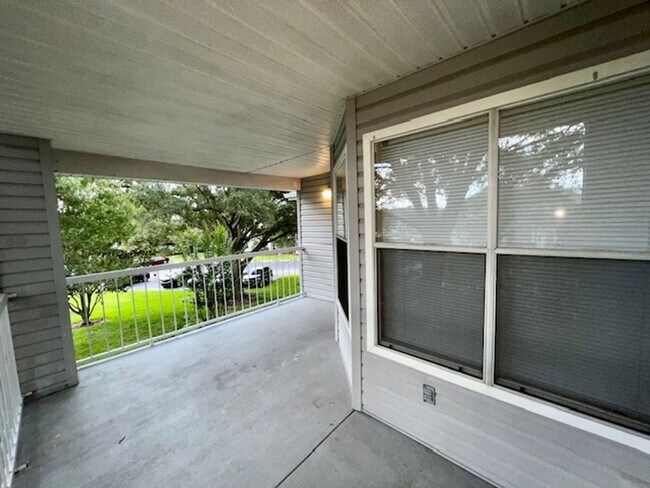 Building Photo - 2585 Grassy Point Dr