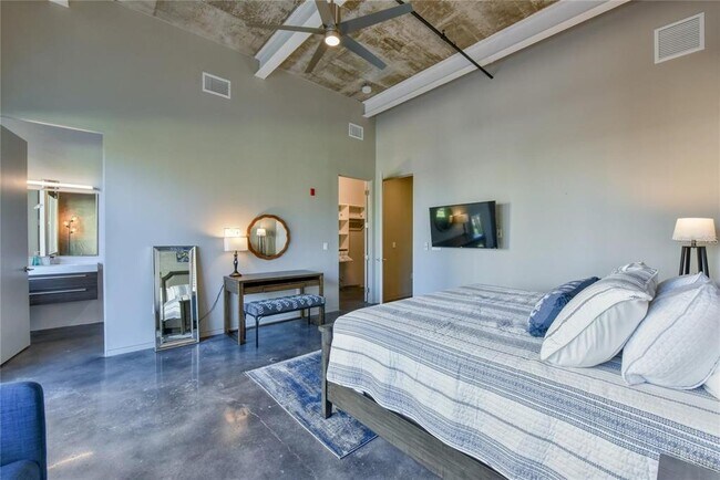 Building Photo - 302 SE Broadway St