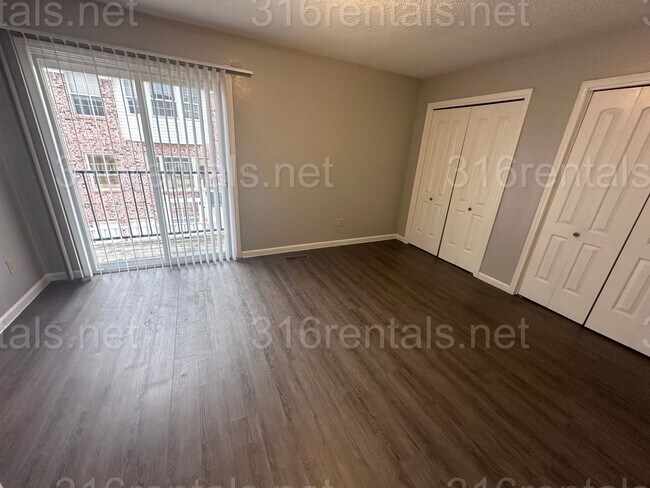 Building Photo - $895 - 2 bed 1.5 bath beautiful bi-level apartment