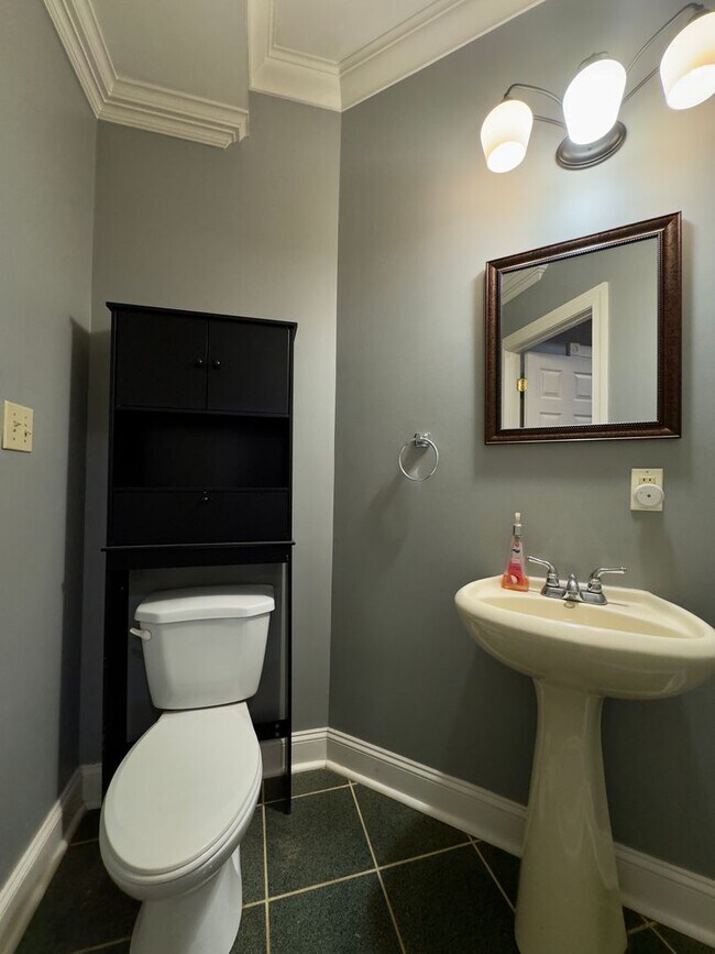 Building Photo - Charming 2Bed/2.5Bath in Washington Vilage - Extra Space in the Basement