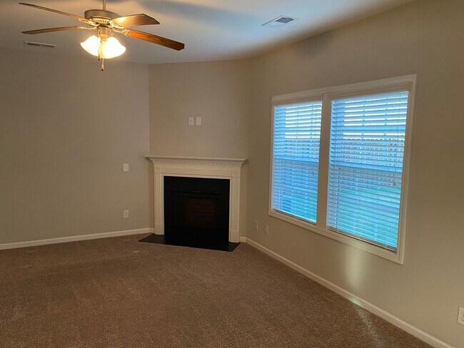 Building Photo - 269 Tulip Dr