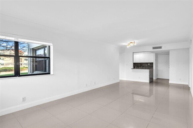 Building Photo - 220 Lakeview Dr