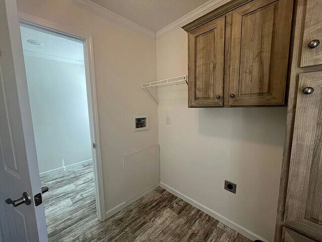 Building Photo - 608 Elephant Way