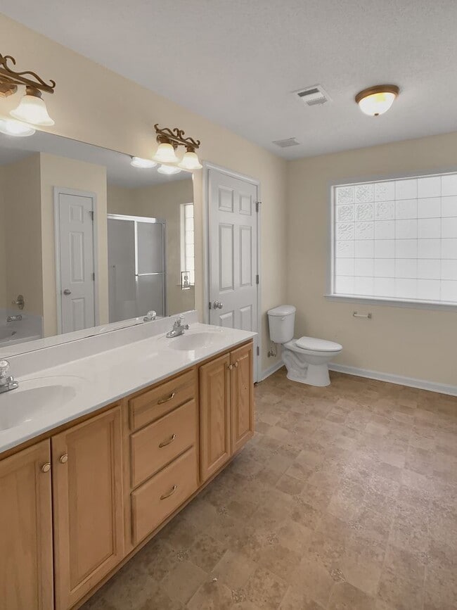 Building Photo - 2230 Cross Creek Dr