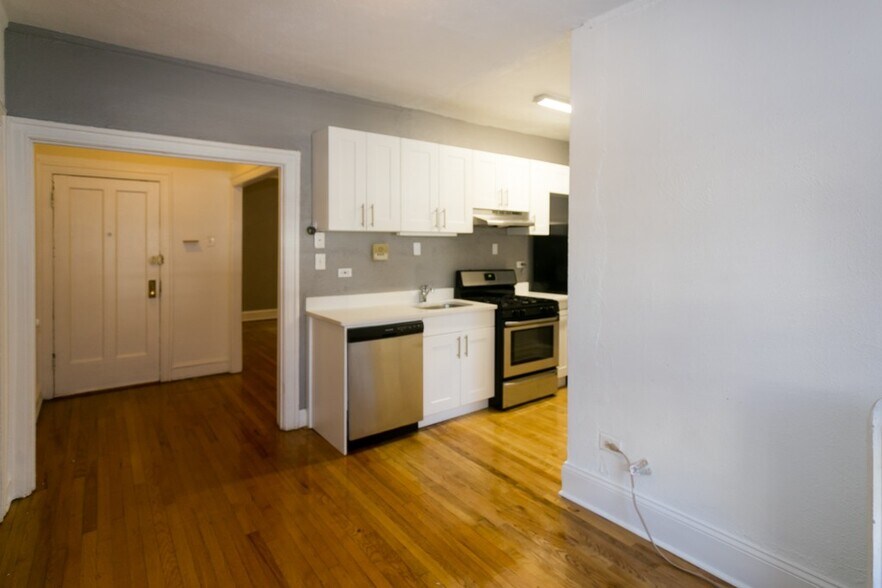 Building Photo - 633 W Cornelia Ave
