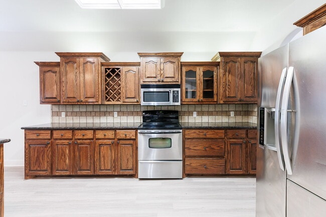 Building Photo - Gorgeous 4 bed 2.5 bath!