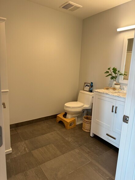 Building Photo - 3965 Carpenter Ave