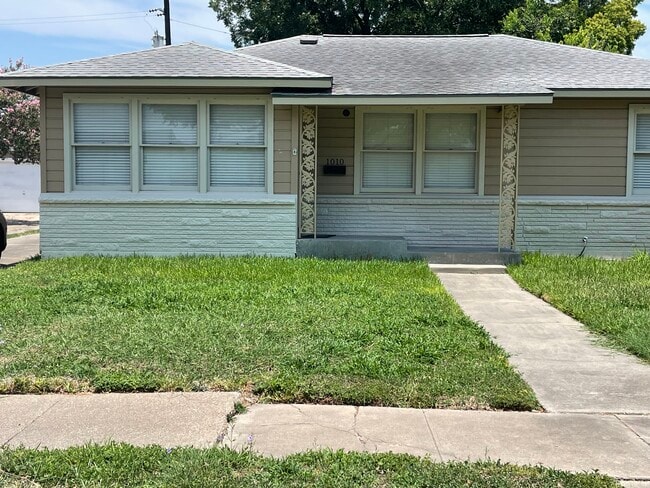 Primary Photo - 1010 Peerman Pl