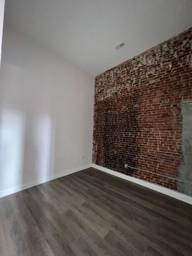 Building Photo - Welcome to Urban Elegance in the Heart of ...