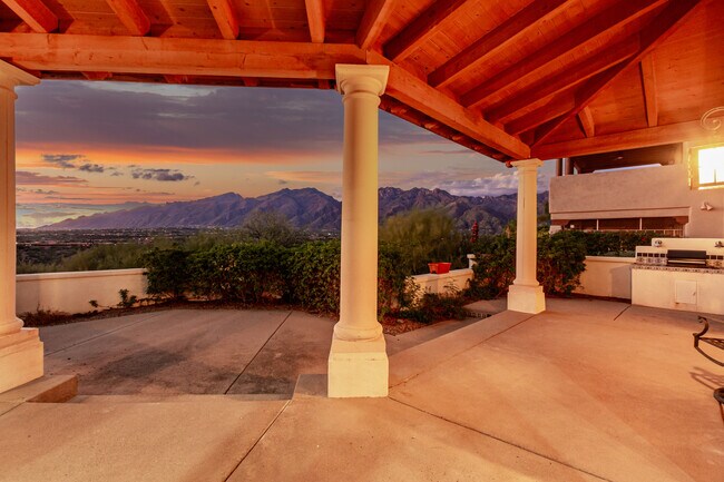 Catalina Foothills 4 bedroom 4 bath Home located in prestigious Canyon Ridge. 270-degree VIEWS! - 4667 N Rocky Crest Plz