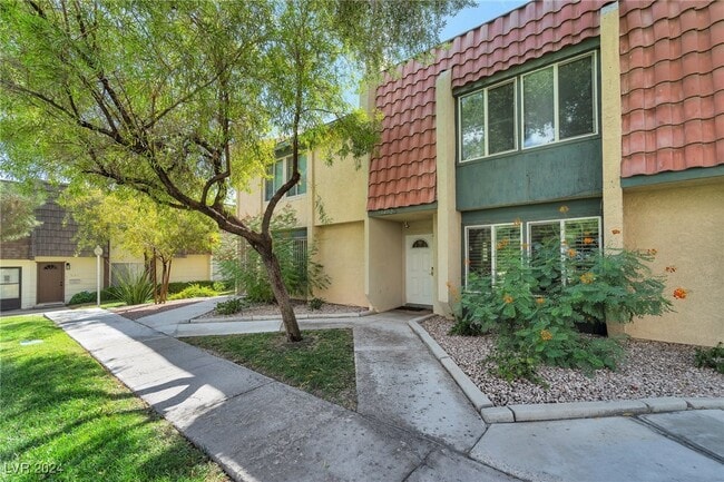 Building Photo - 3472 Townhouse Dr