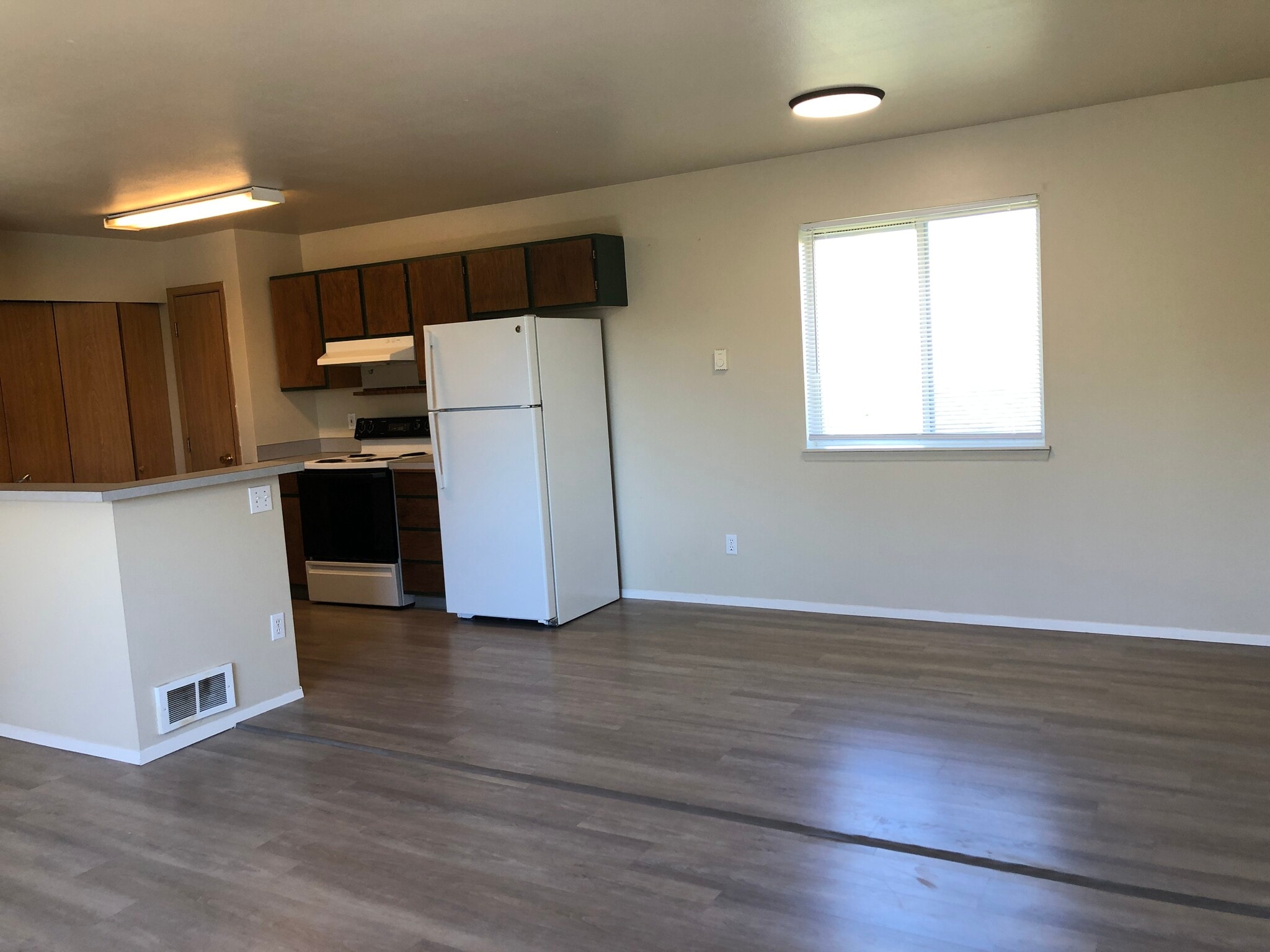 Building Photo - 270 NW Clay Ct