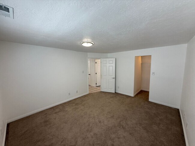 Building Photo - Beautiful 5 bedroom home!