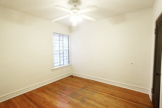 Building Photo - 2538 W Sunnyside Ave