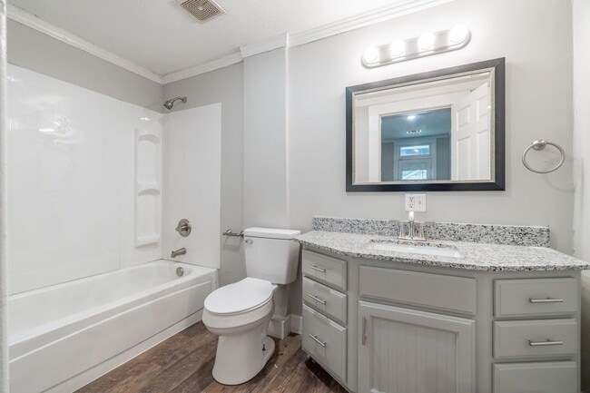Building Photo - * Move-In Special * Beautiful 3 Bed / 2 Ba...