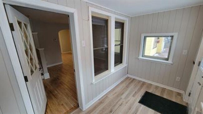 Building Photo - **Charming 1-Bedroom Plus Den Home with Modern Comforts**
