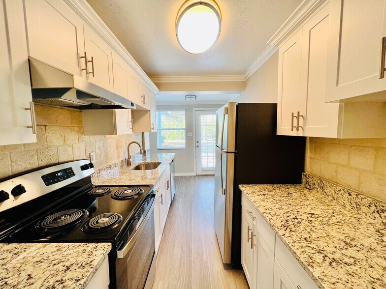 Building Photo - 3 Bed/2 Bath - Unit 29