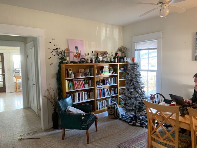 Building Photo - Spacious 3 bed/3 bath Home near Switchyard Park!