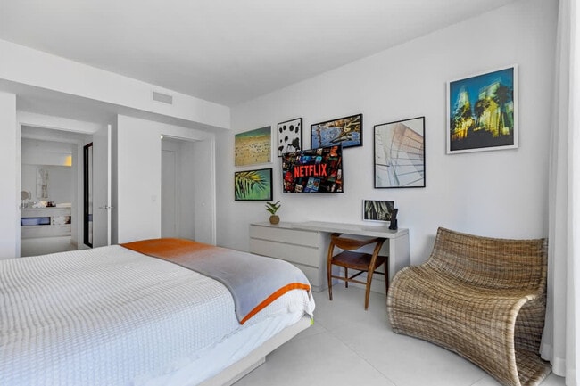 Building Photo - 4011 S Ocean Dr