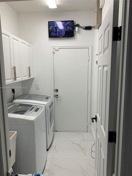 Building Photo - 6013 NW 56th Dr