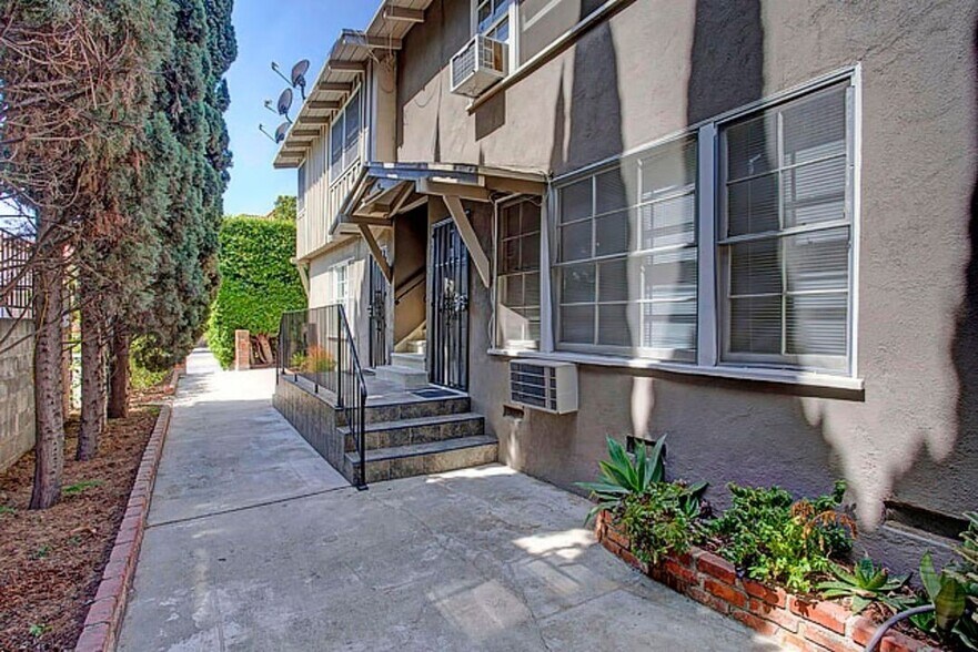 Building Photo - 1532 S Bundy Dr