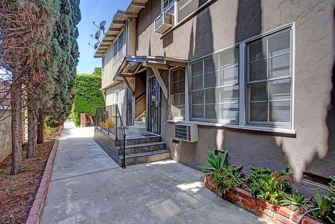 Building Photo - 1532 S Bundy Dr