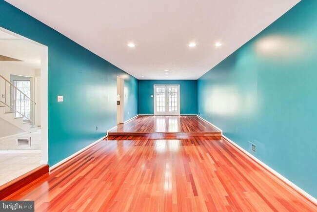 Building Photo - 1718 Crestview Dr