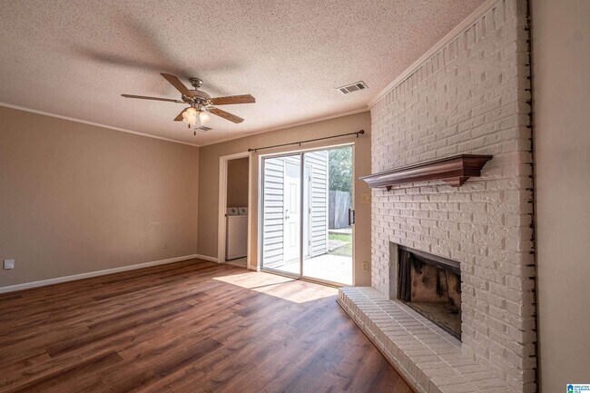 Building Photo - 1402 Applegate Dr