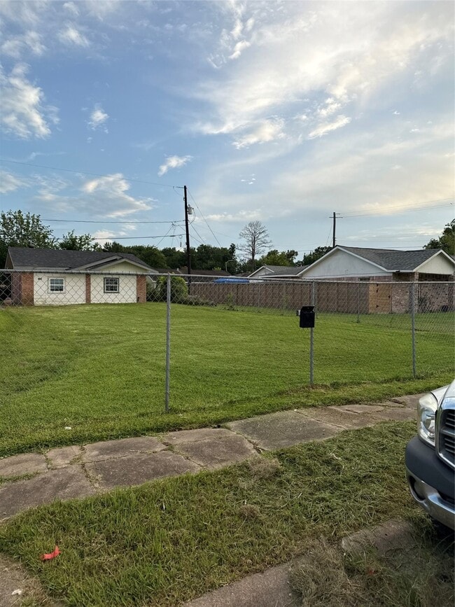 Building Photo - 5006 Ridgeway Dr