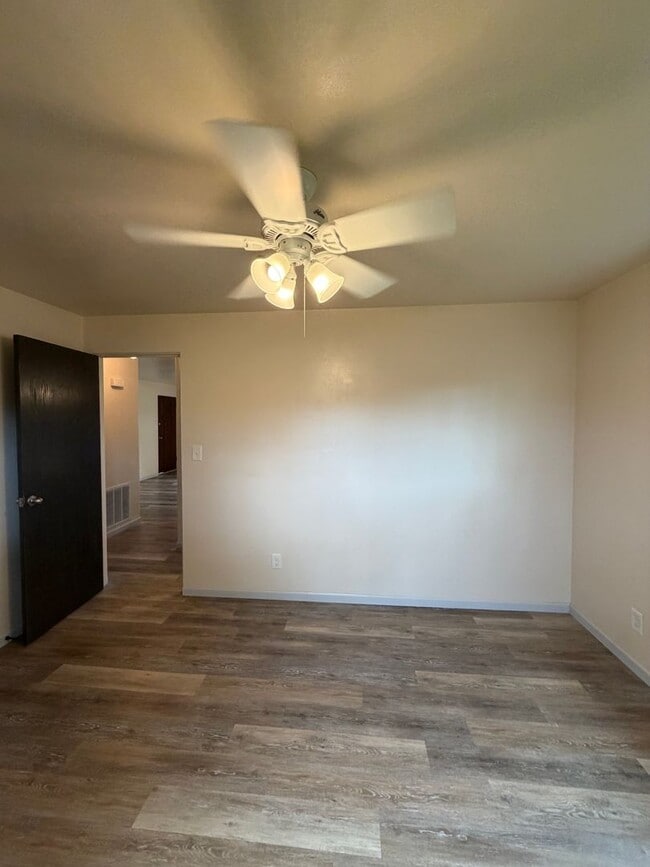 Building Photo - 3309 E Edgemere Dr