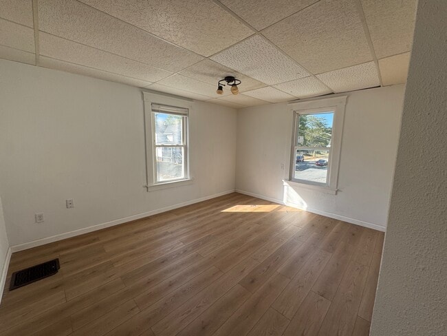 Building Photo - 303 Forest Ave