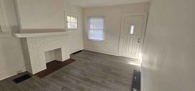Building Photo - 308 E Maplewood Ave