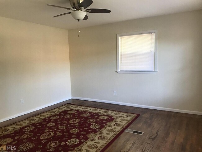 Building Photo - 131 Pineview Dr