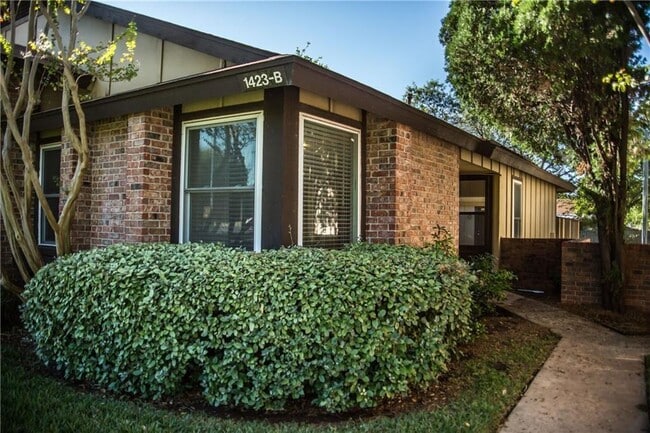 Building Photo - 1423 W Braker Ln