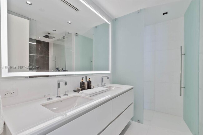 Building Photo - 300 Biscayne Blvd Way