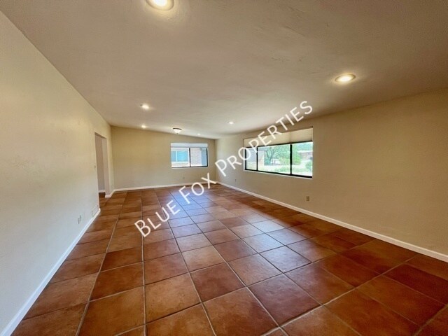 Building Photo - 729 N Alamo Ave