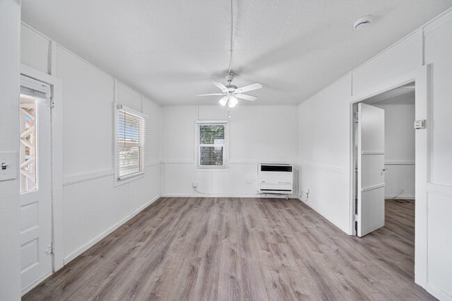 Building Photo - North Park - Detached Bungalow 1 bed / 1 b...