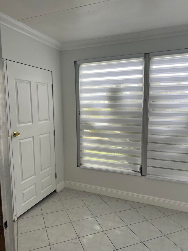 Building Photo - 131 Lake Olive Dr