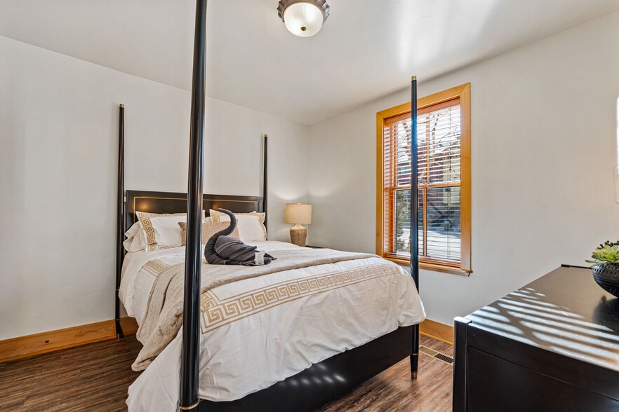 Building Photo - 1488 Park Ave